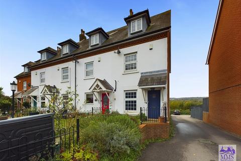 4 bedroom end of terrace house for sale, Hall Road, Wouldham