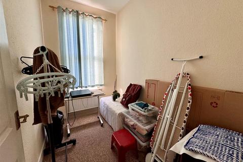 2 bedroom flat to rent, Westborough Road, Westcliff-On-Sea