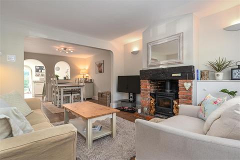 2 bedroom semi-detached house to rent, Thistlecroft Road, Hersham, Walton-On-Thames