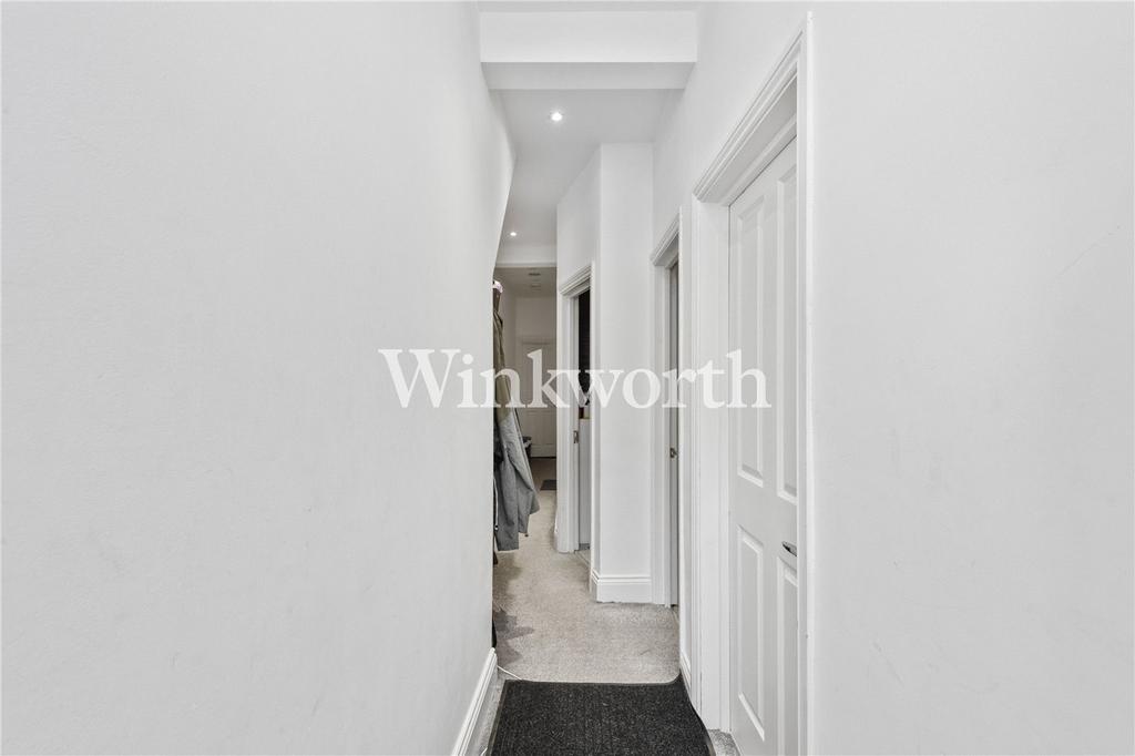 https://media.onthemarket.com/properties/16052407/1516237300/image-5-1024x1024.jpg