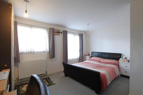 undefined, Norman Crescent, Heston TW5
