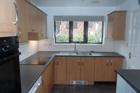 3 bedroom detached house to rent, First Avenue, Newcastle-under-Lyme ST5