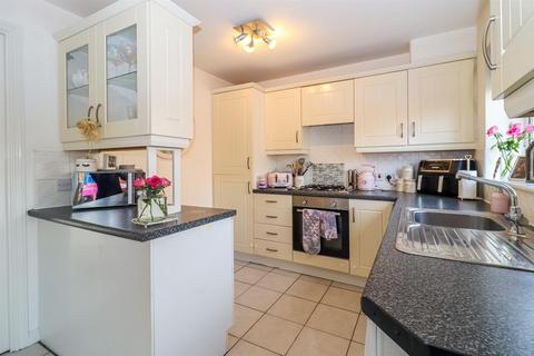 3 bedroom townhouse for sale, Mill Chase Gardens, Wakefield WF2