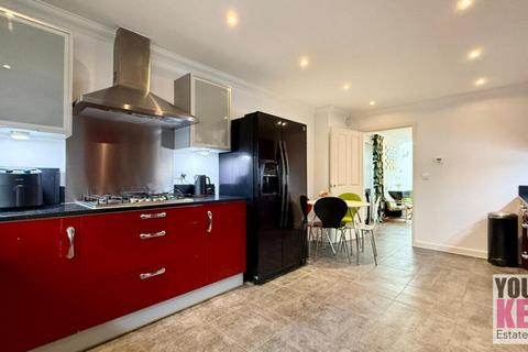 3 Bishops Close, Hawkinge, Folkestone, CT18 7RP