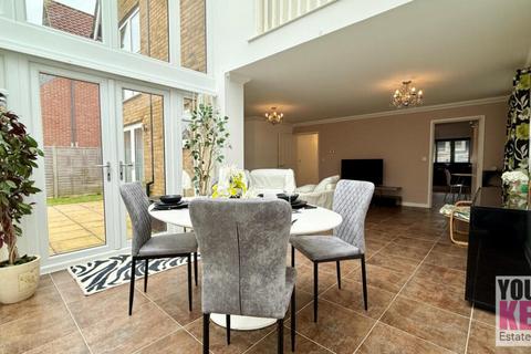 3 Bishops Close, Hawkinge, Folkestone, CT18 7RP
