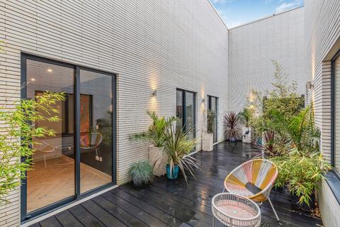 2 Plum Tree Mews, London, SW16 3AP