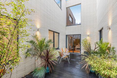 2 Plum Tree Mews, London, SW16 3AP