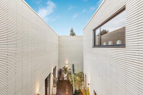 2 Plum Tree Mews, London, SW16 3AP