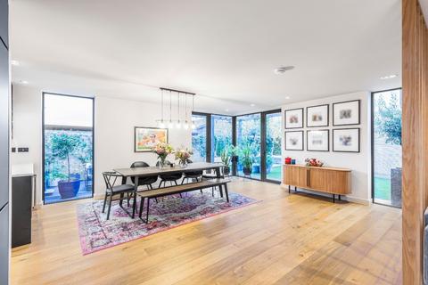 2 Plum Tree Mews, London, SW16 3AP