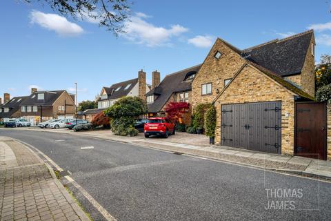 18 Blagdens Close, London, N14 6DE