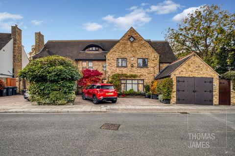 18 Blagdens Close, London, N14 6DE