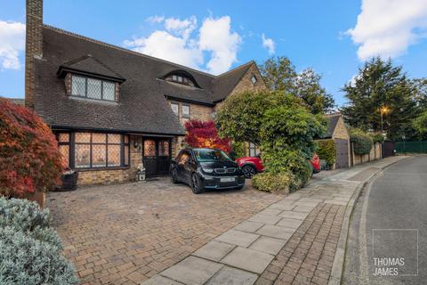 18 Blagdens Close, London, N14 6DE