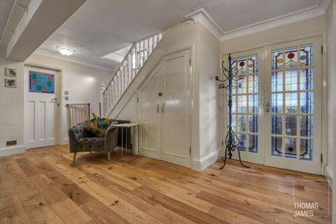 18 Blagdens Close, London, N14 6DE