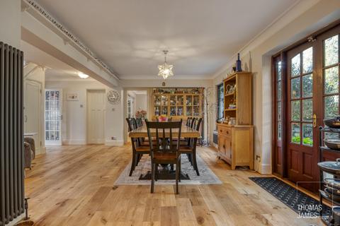 18 Blagdens Close, London, N14 6DE