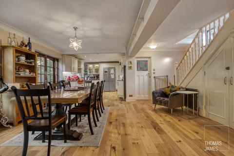 18 Blagdens Close, London, N14 6DE