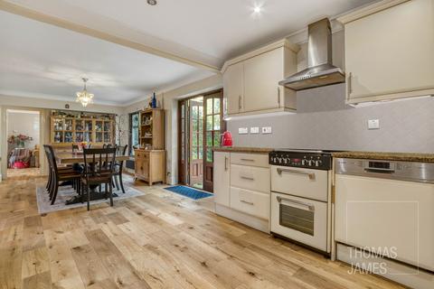 18 Blagdens Close, London, N14 6DE