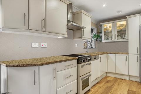 18 Blagdens Close, London, N14 6DE