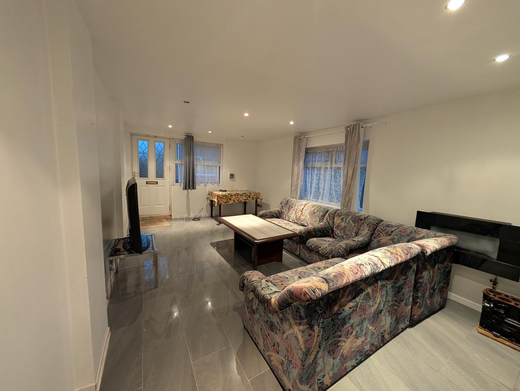 83 Hylion Road, West Knighton, Leicester, LE2 6 JE