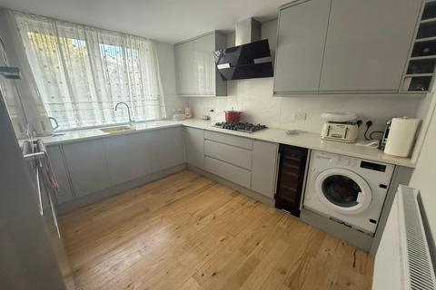 3 bedroom flat to rent, Ridge Road, N8