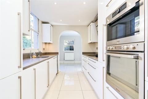 3 bedroom end of terrace house to rent, Heath Gardens