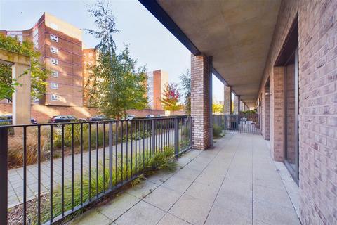 2 bedroom flat for sale, Paynter House, Upton Gardens, Shipbuilding Way, London, E13