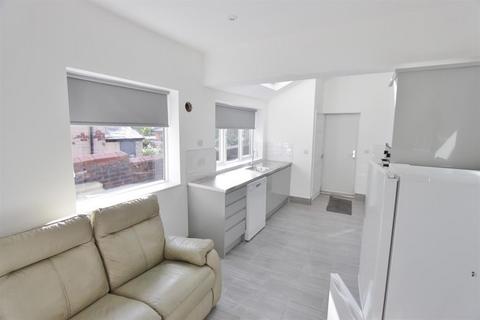 6 bedroom terraced house to rent, Thompson Road, Sheffield, S11 8RA