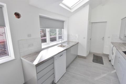 6 bedroom terraced house to rent, Thompson Road, Sheffield, S11 8RA