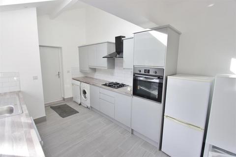 6 bedroom terraced house to rent, Thompson Road, Sheffield, S11 8RA