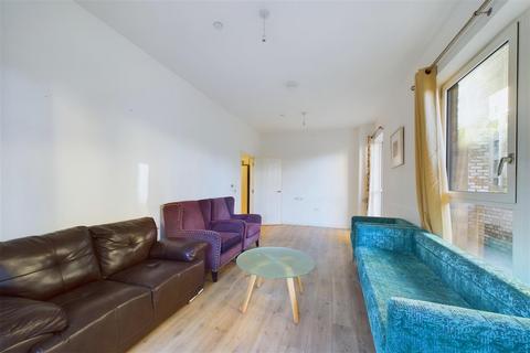 2 bedroom flat for sale, Paynter House, Upton Gardens, Shipbuilding Way, London, E13