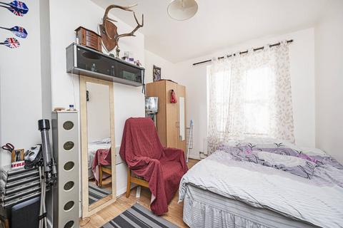 2 bedroom flat to rent, Amhurst Road, Hackney, London, E8