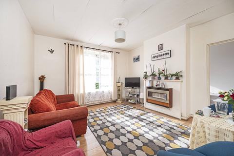 2 bedroom flat to rent, Amhurst Road, Hackney, London, E8