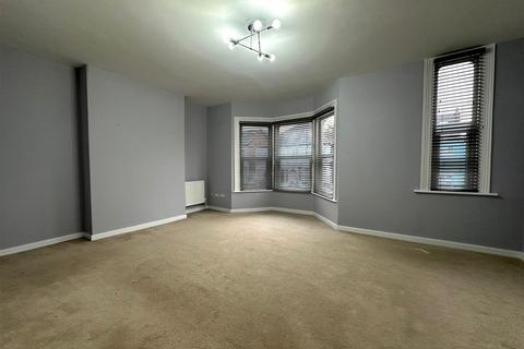 3 bedroom flat to rent, Beaconsfield Road