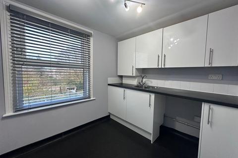 3 bedroom flat to rent, Beaconsfield Road