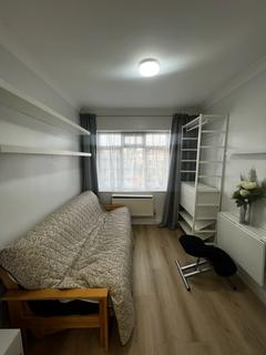 Studio to rent, Coldharbour Lane, Hayes UB3