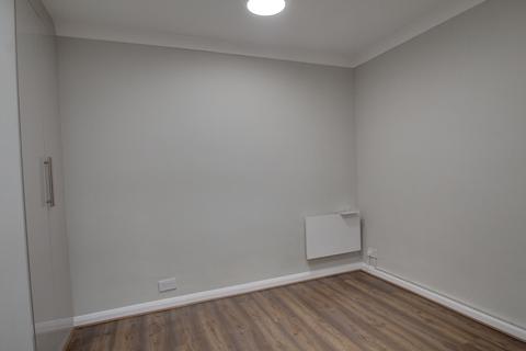 Studio to rent, Rosemary Avenue, Hounslow TW4