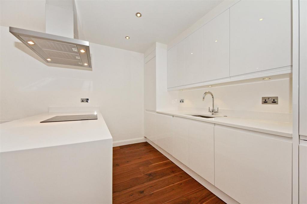 White lacquered Kitchen with white quartz worktops