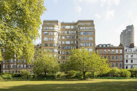 Studio for sale, Charterhouse Square, London EC1M