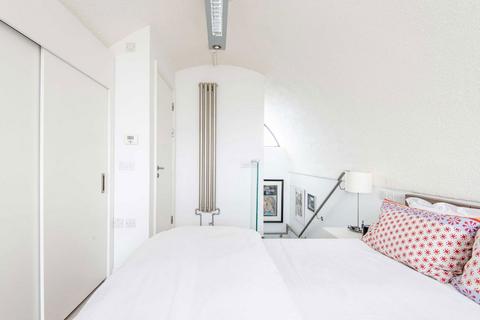 921 Frobisher Crescent, London, EC2Y 8HD