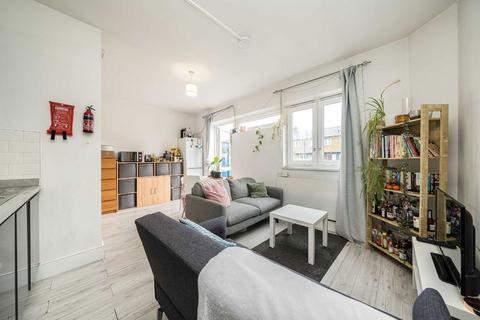 3 bedroom flat to rent, Burbage Close, London SE1