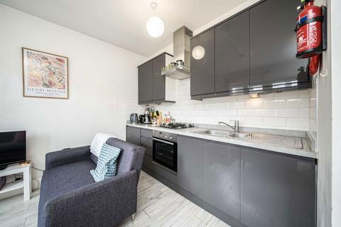 3 bedroom flat to rent, Burbage Close, London SE1