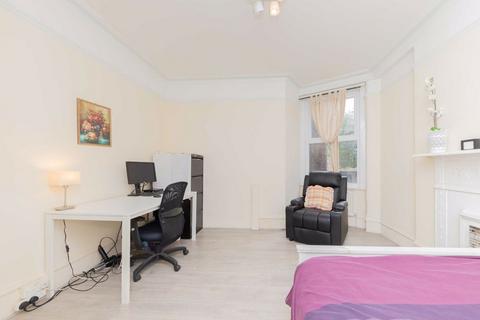 3 bedroom flat for sale, Talgarth Road, London W14