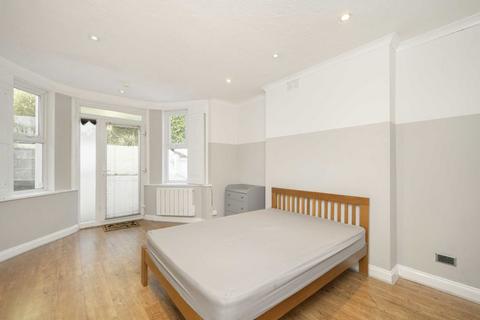 3 bedroom flat to rent, Elsham Road, London W14