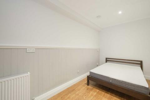 3 bedroom flat to rent, Elsham Road, London W14