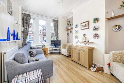 2 bedroom flat for sale, Oaklands Grove, London W12