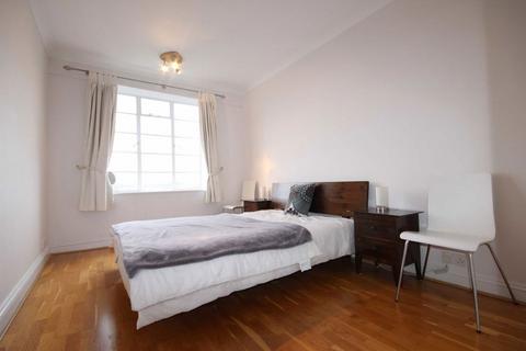 Studio to rent, Shepherds Bush Road, London W6