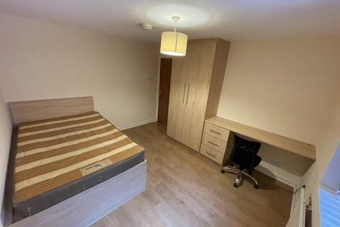 5 bedroom flat to rent, Egerton Road, Manchester M14