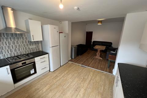 5 bedroom flat to rent, Egerton Road, Manchester M14