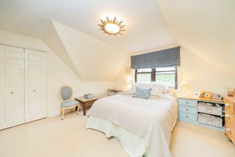 2 Hartswood Gardens, London, W12 9NR