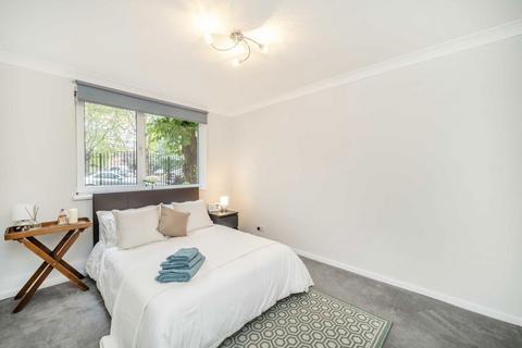 3 bedroom flat for sale, Barrowgate Road, London W4