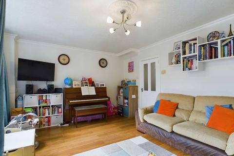 3 bedroom flat for sale, Fletcher Road, London W4